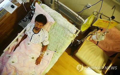 (2nd LD) Father of ferry victim ends hunger strike - 3