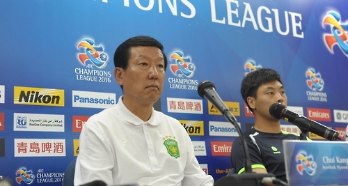 In this photo provided by Jeonbuk Hyundai Motors, Jeonbuk head coach Choi Kang-hee (L) speaks during a press conference at Jeonju World Cup Stadium in Jeonju, North Jeolla Province, on Sept. 12, 2016, one day before their Asian Football Confederation Champions League quarterfinals against Shanghai SIPG. (Yonhap)