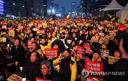 Protesters gathered in Seoul's Gwanghwamun Square demand President Park Geun-hye's resignation in the 11th consecutive weekly rally held on Jan. 7, 2017. (Yonhap)