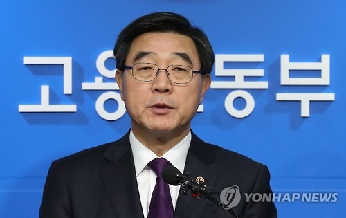 Labor Minister Lee Ki-kweon speaks during a press briefing at the government complex in Sejong on Jan. 9, 2017. (Yonhap)