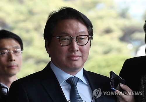In this file photo, Chey Tae-won, chairman of South Korea's third-largest conglomerate SK Group, appears at the Seoul Central District Prosecutors' Office in southern Seoul to undergo questioning over a corruption scandal involving former President Park Geun-hye and her longtime confidante Choi Soon-sil on March 18, 2017. (Yonhap)