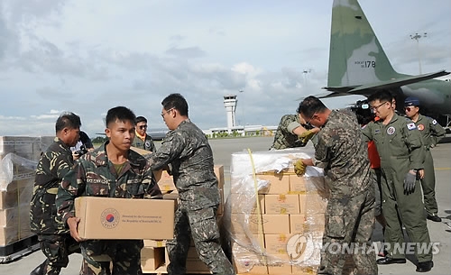South Korea's Air Force personnel deliver relief supplies at Tacloban, the Philippines, for victims of Typhoon Haiyan on Nov. 20, 2013, in this file photo released by the South Korean Air Force. (Yonhap)