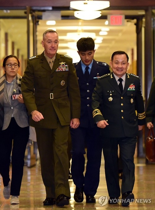 South Korean Army Gen. Lee Sun-jin (R), chairman of the Joint Chiefs of Staff, walks along with his American counterpart Marine Corps Gen. Joseph F. Dunford at the Pentagon in this file photo dated Oct. 13, 2016. (Yonhap)