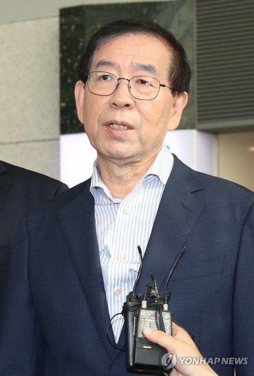 This photo, taken on May 21, 2017, shows Seoul Mayor Park Won-soon speaking to the press at Incheon International Airport, west of Seoul. (Yonhap)