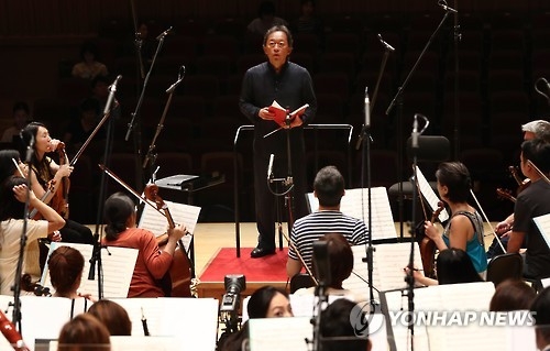 In this file photo taken on Aug. 16, 2016, maestro Chung Myung-whun, former conductor of the Seoul Philharmonic Orchestra (SPO), and its members rehearse for a concert at the Lotte Concert Hall in southern Seoul to mark the opening of the new classical music concert hall. (Yonhap)