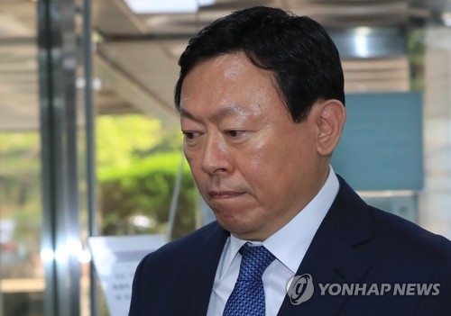Lotte Group Chairman Shin Dong-bin arrives at the Seoul Central District Court in the capital on July 6, 2017, to stand trial over allegations of bribery involving former President Park Geun-hye and her friend. (Yonhap) 