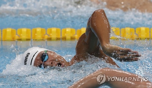 In this Associated Press photo, Park Tae-hwan of South Korea competes in the men's 400m freestyle heats at the FINA World Aquatics Championships in Budapest, Hungary, on July 23, 2017. (Yonhap)