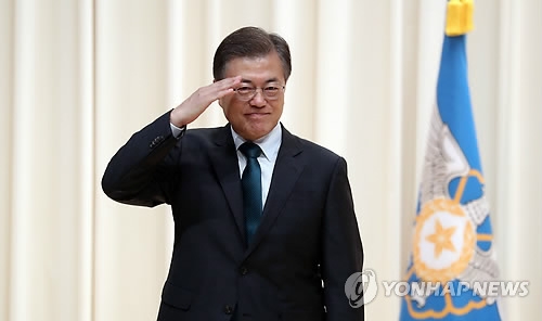South Korean President Moon Jae-in salutes during a ceremony to mark the inauguration of Air Force Gen. Jeong Kyeong-doo, new chairman of the Joint Chiefs of Staff, and the departure of Army Gen. Lee Sun-jin, Jeong's predecessor, at the Defense Ministry in Seoul on Aug. 20, 2017. (Yonhap) 