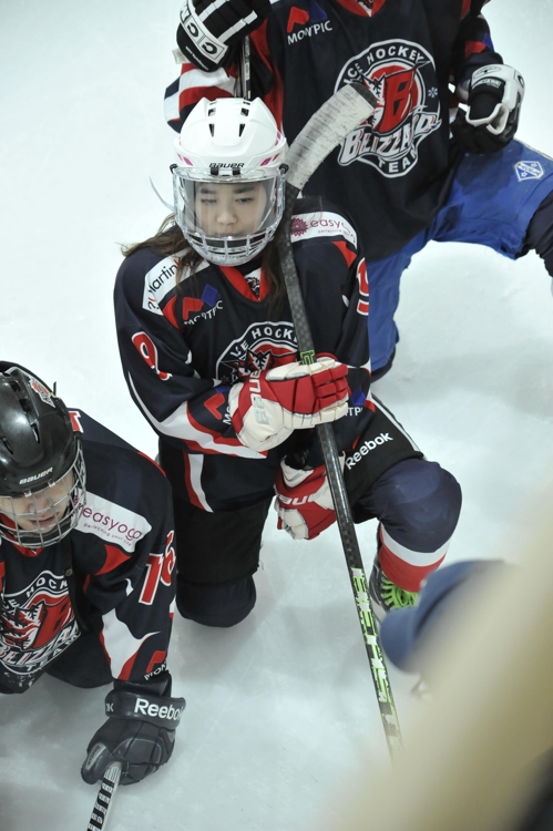 This photo provided by Haewa JHP shows South Korean violinist Park Ji-hae (C) in her hockey gear. (Yonhap)