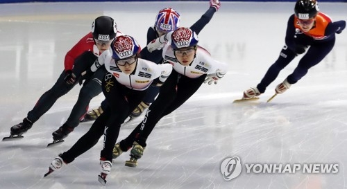 Choi Min-jeong of South Korea (front) competes in the women's 1,000 meter final at the International Skating Union World Cup Short Track Speed Skating at Mokdong Ice Rink in Seoul on Nov. 19, 2017. (Yonhap)