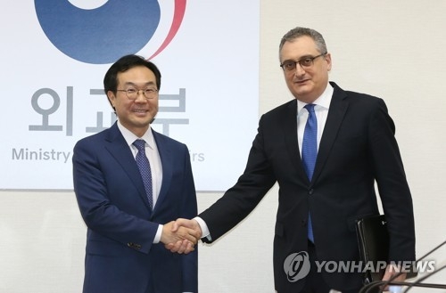 Lee Do-hoon (L), South Korea's top envoy on North Korean nuclear issues, shakes hands with his Russian counterpart, Igor Morgulov, before their meeting at the South Korean foreign ministry headquarters in Seoul on Nov. 27, 2017. (Yonhap)