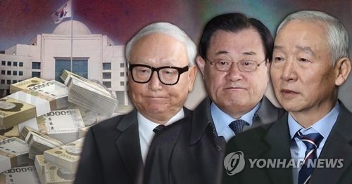 This composite picture filed on Nov. 16, 2017, shows three former spy chiefs Lee Byung-ho (L), Lee Byung-kee (C) and Nam Jae-joon, who are alleged to be involved in the spy agency's illegal payments to then-President Park Geun-hye through her two aides. (Yonhap)