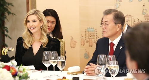 Ivanka Trump (L) smiles during dinner with South Korean President Moon Jae-in at the South's presidential office, Cheong Wa Dae, in Seoul on Feb. 23, 2018. (Yonhap)