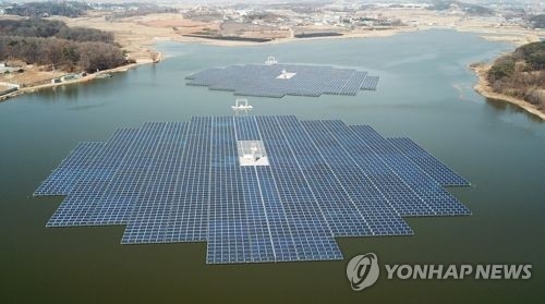 A floating solar farm in Hwaseong, located 70 kilometers southwest of Seoul, is shown in this photo taken on Feb. 26, 2018. (Yonhap)