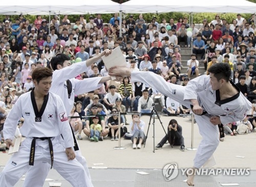 This file photo taken May 5, 2017, shows South Korean taekwondo practitioners demonstrating their skills at an event in Seoul. (Yonhap)