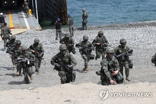 South Korean and American marines hold a combined exercise in this file photo. (Yonhap)