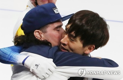 In this file photo from Feb. 24, 2018, then-South Korea speed skating coach Bob de Jong (L) embraces skater Lee Seung-hoon after Lee won gold medal in the men's mass start at the PyeongChang Winter Olympics at Gangneung Oval in Gangneung, 230 kilometers east of Seoul. The Korea Skating Union said on April 26, 2018, that de Jong will not return to his post. (Yonhap)