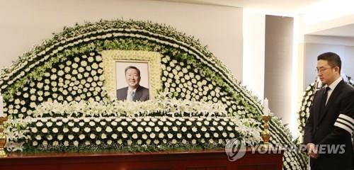 Koo Kwang-mo, the likely heir of LG Group, stands by the shrine to his adoptive father and LG chairman, Koo Bon-moo, at Seoul National University Hospital on May 20, 2018. The tycoon died on the same day at the age of 73. (Yonhap)
