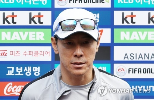 South Korea national football team head coach Shin Tae-yong speaks to reporters before training at Steinbergstadion in Leogang, Austria, on June 4, 2018. (Yonhap)