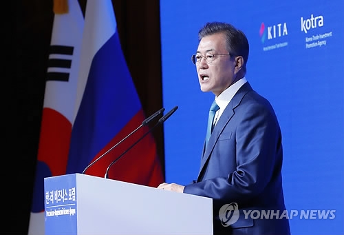 President Moon Jae-in delivers a keynote speech at a South Korea-Russia joint business forum held in Moscow on June 22, 2018. (Yonhap)