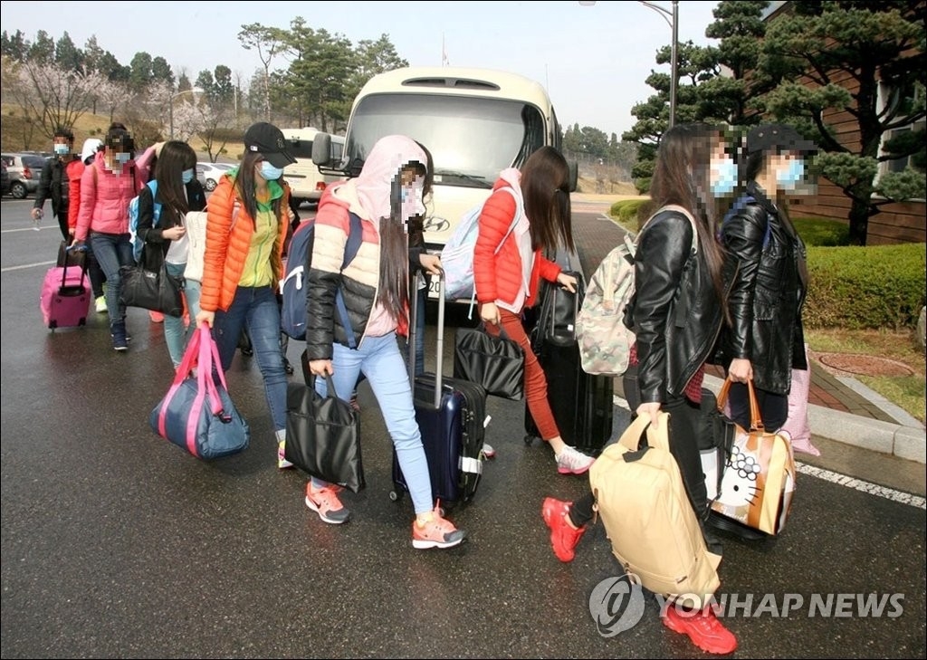North Korean restaurant workers arrive in South Korea in this file photo. (Yonhap)
