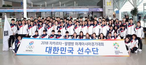 South Korean athletes and officials set to compete at the 18th Asian Games pose for photos at Incheon International Airport on Aug. 15, 2018, before departing for the host country, Indonesia. (Yonhap)