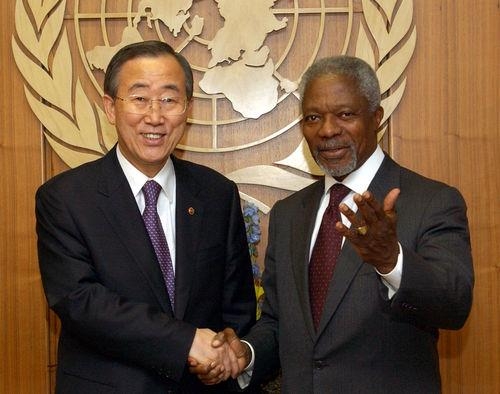 This Yonhap file photo shows former U.N. Secretary-General Ban Ki-moon (L) shaking hands with Kofi Annan, the Nobel laureate and Ban's predecessor, on Dec. 15, 2006. (Yonhap)