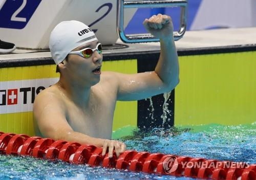 South Korean swimmer Lee Ju-ho celebrates his bronze medal in the men's 100-meter breaststroke at the 18th Asian Games at GBK Aquatic Center on Aug. 19, 2018. (Yonhap)