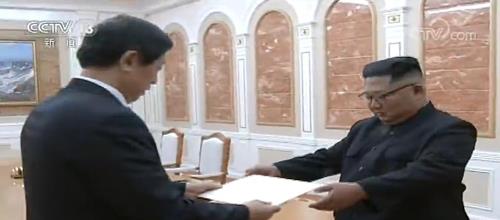 This image captured from China Central Television (CCTV) shows Li Zhanshu, a member of the Standing Committee of the Political Bureau of the Communist Party of China, handing President Xi Jinping's letter to North Korean leader Kim Jong-un on Sept. 9, 2018. (Yonhap)