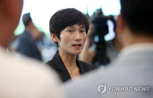 In this file from from July 15, 2018, South Korean table tennis legend Hyun Jung-hwa (C) speaks with reporters at Incheon International Airport while awaiting the arrival of North Korean players ahead of a competition in the South. (Yonhap)