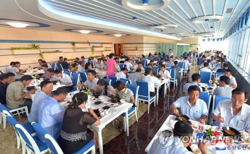A file photo provided by the North's Korean Central News Agency shows Pyongyang's Taedong Seafood Restaurant crowded with citizens. (For Use Only in the Republic of Korea. No Redistribution) (Yonhap) 