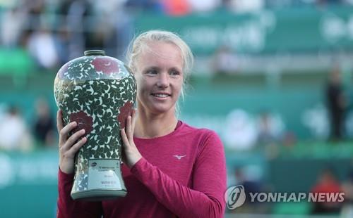 Kiki Bertens of the Netherlands holds the champion's trophy after winning the women's singles title at the Korea Open on the Women's Tennis Association Tour at Olympic Park Tennis Center in Seoul on Sept. 23, 2018. (Yonhap)