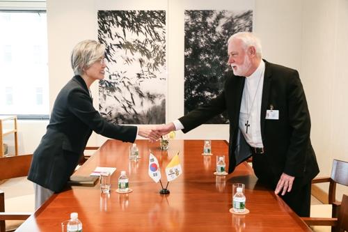 This undated photo provided by the Ministry of Foreign Affairs shows South Korean Foreign Minister Kang Kyung-wha (L) meeting with Archbishop Paul Richard Gallagher, the Vatican's Secretary for Relations with States, in New York. (Yonhap)