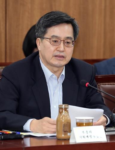 Finance Minister Kim Dong-yeon speaks during a meeting with regional government officials at the government complex in Seoul on Oct. 9, 2018. (Yonhap) 