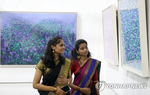 Visitors attend the South Korea-Mumbai Biennale at Sir JJ School of Art, in Mumbai, the capital of the western Indian state of Maharashtra, on Oct. 13, 2018. (Yonhap)