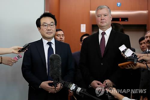 South Korea's top nuclear envoy, Lee Do-hoon (L), and his U.S. counterpart, Stephen Biegun, answer questions from reporters over North Korea's nuclear issue on Sept. 11, 2018, at Seoul's foreign ministry. (Yonhap)