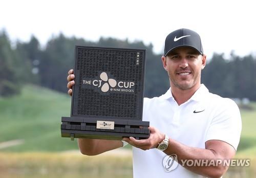 Brooks Koepka of the United States poses with the champion's trophy after winning the PGA Tour's CJ Cup @ Nine Bridges at the Club at Nine Bridges in Seogwipo, Jeju Island, on Oct. 21, 2018. (Yonhap)