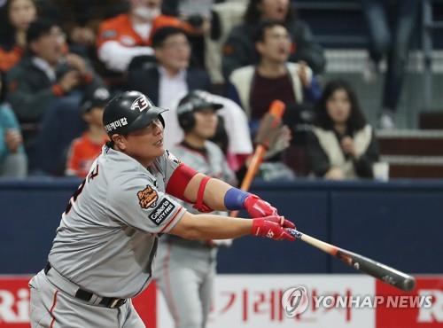 Kim Tae-kyun of the Hanwha Eagles watches his go-ahead double against the Nexen Heroes in the top of the ninth inning of Game 3 of the Korea Baseball Organization's first-round postseason series at Gocheok Sky Dome in Seoul on Oct. 22, 2018. (Yonhap)