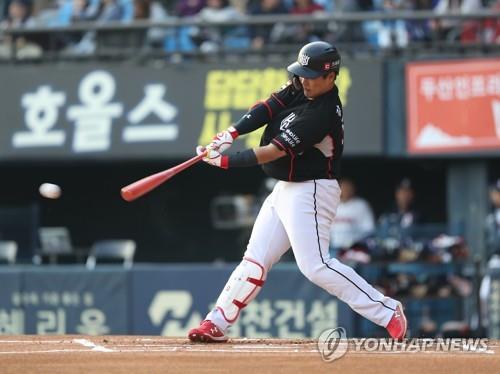 In this file photo from Oct. 13, 2018, Kang Baek-ho of the KT Wiz gets a base hit against the Doosan Bears in a Korea Baseball Organization regular season game at Jamsil Stadium in Seoul. (Yonhap)