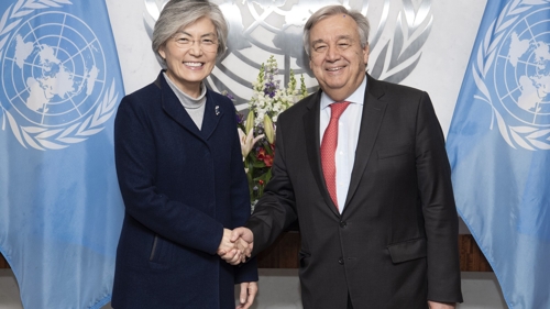 South Korean Foreign Minister Kang Kyung-wha meets with U.N. Secretary-General Antonio Guterres in New York on Nov. 28, 2018, in this photo provided by Kang's ministry. (Yonhap)
