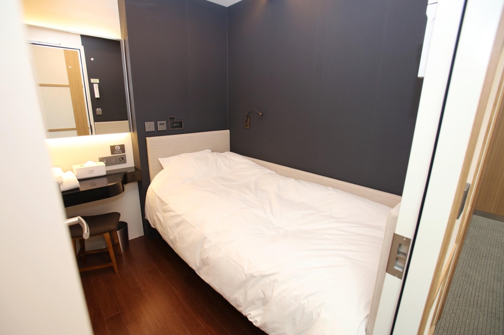 This image of a single room at Incheon International Airport's capsule hotel Darakhyu was provided by Walkerhill Hotel & Resort. (Yonhap)