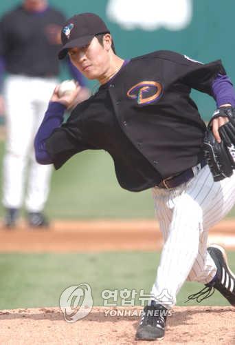This file photo from March 3, 2003, shows former Arizona Diamondbacks pitcher Kim Byung-hyun in spring training action against the Chicago White Sox at Tucson Electric Park in Tucson, Arizona. (Yonhap)