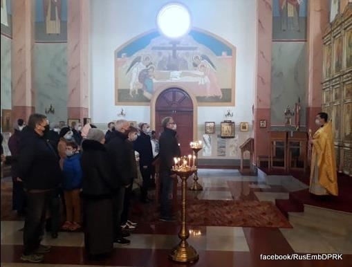 A priest and worshippers, assumed to be employees at the Russian embassy in Pyongyang, wear masks during a Mass service at the Holy Trinity Church in Pyongyang in this photo captured from the Facebook account of the Russian Embassy in Pyongyang on March 17, 2020. (PHOTO NOT FOR SALE) (Yonhap)