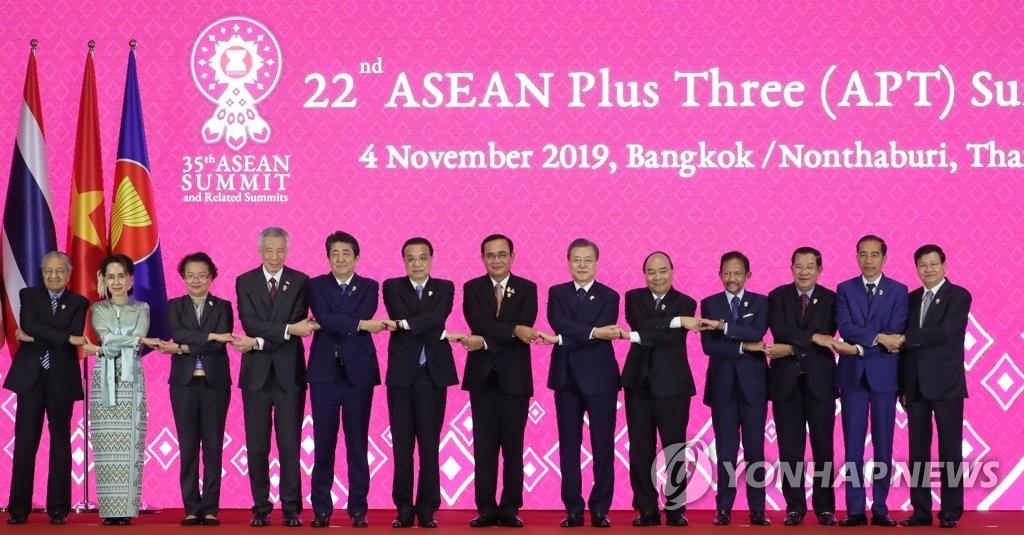 This file photo, dated Nov. 4, 2019, shows the leaders of ASEAN, South Korea, Japan and China posing for commemorative photos at the 22nd ASEAN Plus Three summit held at the IMPACT Forum building in Bangkok. (Yonhap)