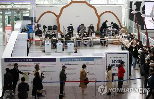 Voters wait in line to cast ballots in early voting for the April 15 parliamentary elections at a polling station set up at Seoul Station, central Seoul, on April 11, 2020. (Yonhap)