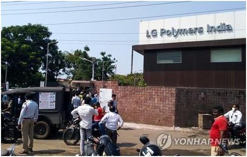 This AFP photo shows people gathering in front of the LG Polymers chemical plant in Visakhapatnam in the southern Indian state of Andhra Pradesh on May 7, 2020. (PHOTO NOT FOR SALE) (Yonhap)