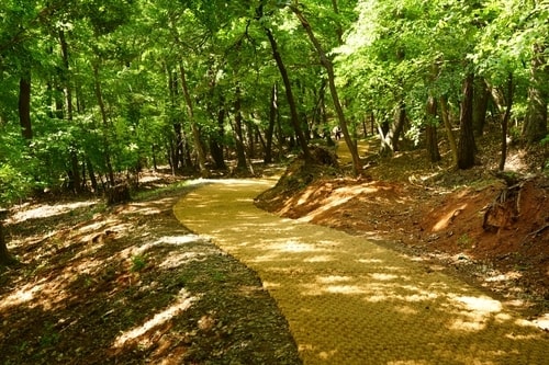 This file photo shows a forest walkway at the East Nine Royal Tombs in Guri, east of Seoul. (PHOTO NOT FOR SALE) (Yonhap)