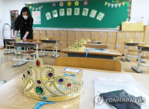 A teacher prepares the classroom for students at a school in Suwon, Gyeonggi Province, on May 25, 2020, ahead of school reopening. (Yonhap)