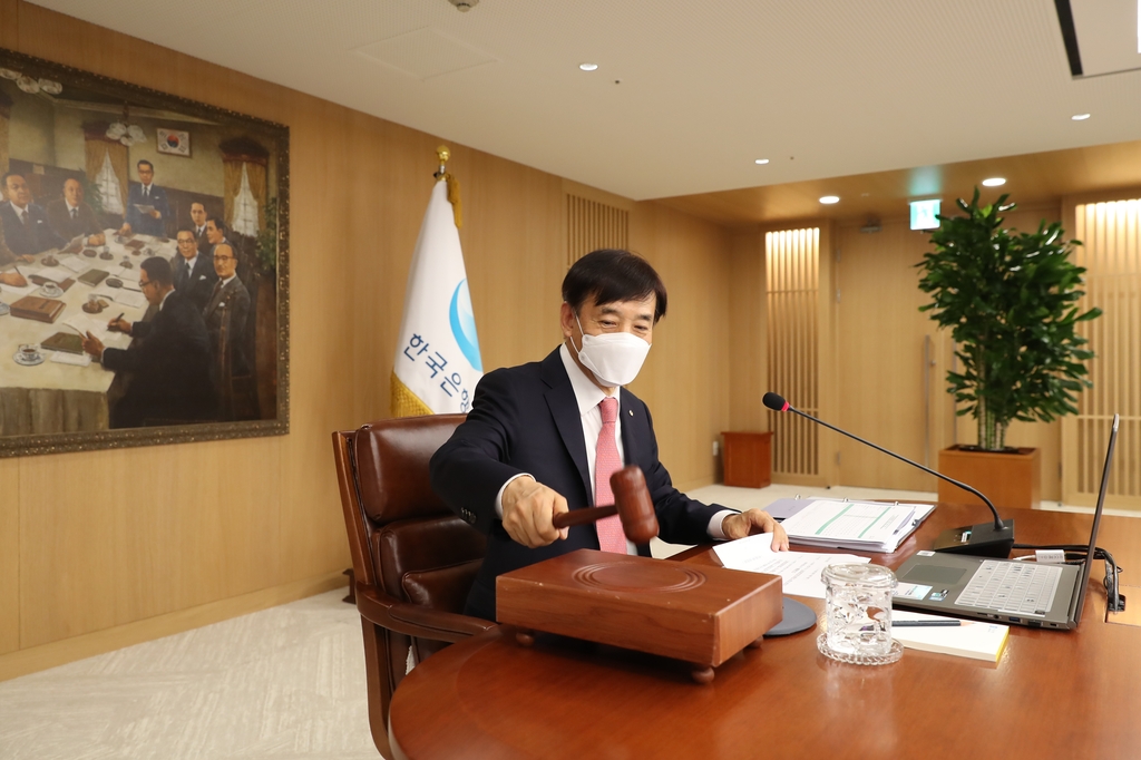 In the photo, provided by the Bank of Korea (BOK), BOK Gov. Lee Ju-yeol bangs the gavel in a monetary policy board meeting in Seoul on May 28, 2020, which delivered a quarter percentage rate cut to send the key rate to a new record low of 0.50 percent. (Yonhap)