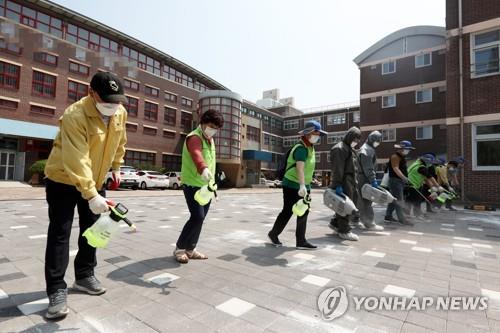 Workers spray disinfectant at an elementary school in the southwestern city of Gwangju on June 22, 2020. (Yonhap) 